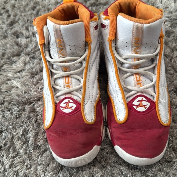 Classic Jordan sneakers for boys, size 1.5 - Picture 2 of 13